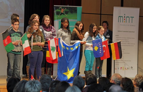 Schülerinnen und Schüler begrüßten die Gäste in ihrer Muttersprache (Foto:OBK)