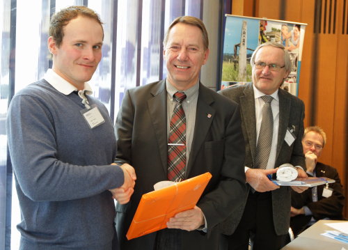 Kreisdirektor Jochen Hagt hat Petr Macaj offiziell begüßt - gemeinsam mit Wilfried Bast, stellvertretender Bürgermeister der Stadt Wiehl (Foto:OBK) 
