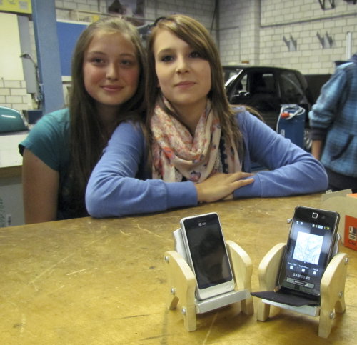 Schülerinnen und Schüler des Berufskollegs Gummersbach-Dieringhausen haben eine Handyhalterung gebaut.(Foto:OBK)   