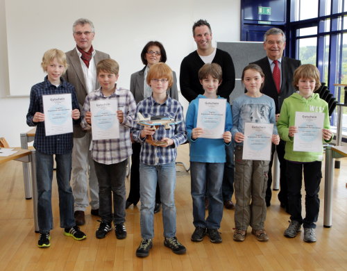 Alle Sieger des Mathematik-Wettbewerbs erhielten einen Gutschein über einen 40 minütigen Rundflug über das Oberbergische. (Foto: OBK)