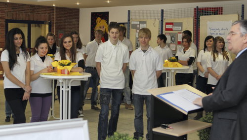 Landrat Hagen Jobi begrüßt das Engagement der Vorjahrespreisträger der BESTE Hauptschule Wiehl-Bielstein