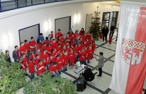 Die "Minis" und "Maxis" der Helen-Keller-Schule präsentierten stimmungsvolle Lieder (Foto:OBK) 