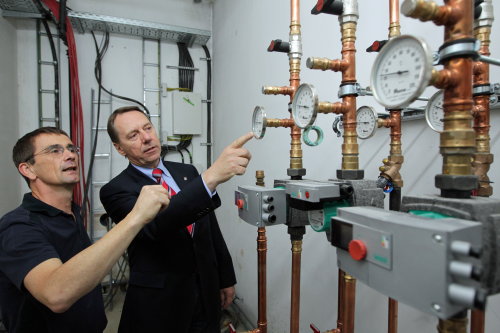 Energieberater Michael Hans (Fa. Hans, Wiehl) informiert Kreisdirektor Jochen Hagt über den Einsatz moderner Heizsysteme im neuen Schlosskomplex (Foto:OBK) 