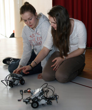 Schülerinnen des Teams Gymnasium Nümbrecht führen ihre mobilen Roboter vor (Foto:OBK) 