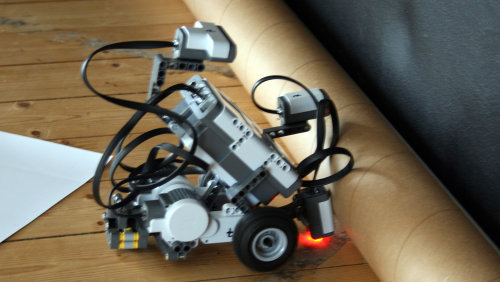 Der mobile Roboter "erkennt" Hindernisse (Foto:OBK)