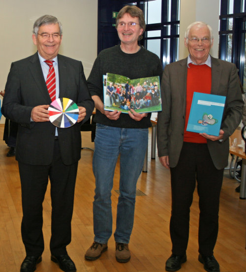 Landrat Hagen Jobi (l.) mit den Herausgebern Dr. Wolfgang Wörster (m.) und Siegfried Zoels (r.) (Foto:OBK)