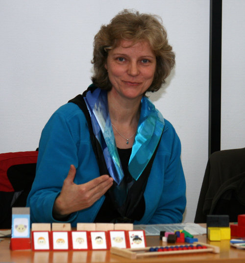 Sabine Becker setzt ihre nachgebauten Spiele gezielt in der Therapie ein (Foto:OBK)