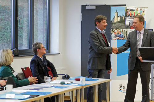 Kreisdirektor Jochen Hagt bedankt sich bei Michael Goedeke, 1. Vorsitzender Bundesnetzwerk Schule-Ausbildung e.V. (Foto:OBK)