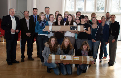 Sozialdezernent Dr. Jorg Nürmberger (ganz links im Bild) hat den ersten angemeldeten Schülerinnenteams neue Roboter-Technik übergeben (Foto:OBK)