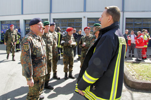 Jochen Hagt im Gespräch mit den beteiligten Reservisten der Bundeswehr. (Foto:OBK)