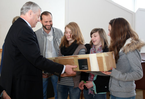 Das Schülerinnenteam der Gesamtschule Waldbröl und ihr Coach Can Geles nehmen das neue Technik-Paket gerne in Empfang (Foto:OBK) 