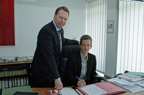 Gymnasiast Nathanael Lang war einen Tag lang "Chef" im Büro von Kreisdirektor Jochen Hagt (Foto:OBK)