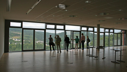 Der Konferenzsaal des Berufskollegs bietet Raum mit modernster Technik und scheint über dem Tal zu schweben. (Foto:OBK)