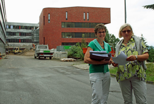 Gabriele Keil-Riegert(r.), Leiterin des Amtes für Immobilienwirtschaft und Monika Schneider, Projektleiterin des Kreises, freuen sich, dass die Bauarbeiten so zügig verlaufen sind (Foto:OBK) 