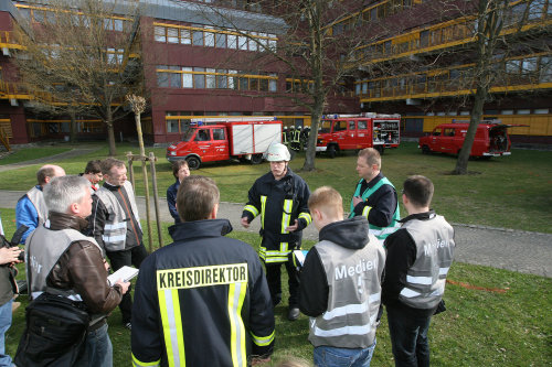 Detlef Hayer (Sprecher der Feuerwehr Gummersbach) informiert über die Lage am Kreiskrankenhaus Gummersbach. (Foto:OBK)