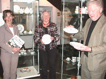 Das Bild zeigt von links Museumsdirektorin Dr. Gudrun Sievers-Flägel, Sammlerin Brigitte Häner und ihren Mann Martin vor zwei Vitrinen mit Spitzer-Porzellan, die auch beim Nikolausmarkt am 3. und 4. Dezember auf Schloss Homburg zu sehen sind.
