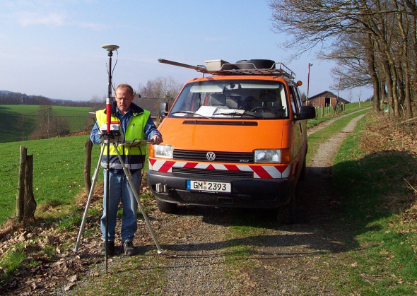 Foto zeigt den Mitarbeiter Wolfgang Baumert bei einer Satellitenvermessung