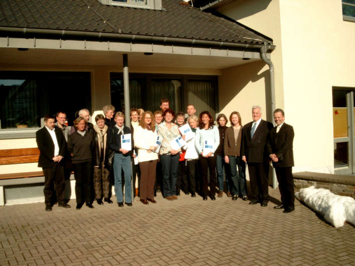 Foto der Teilnehmerinnen und Teilnehmer des Fachseminars mit Landrat Hans-Leo Kausemann