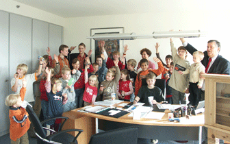 Kinder besuchen Landrat Hagen  Jobi beim Familientag in seinem Büro