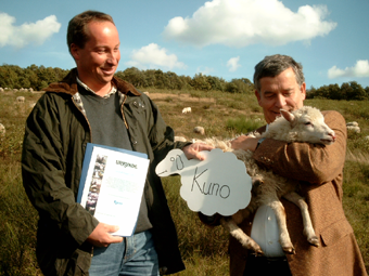 Das Bild zeigt Landrat Hagen Jobi und den Leiter der Biologischen Station Oberberg, Frank Herhaus