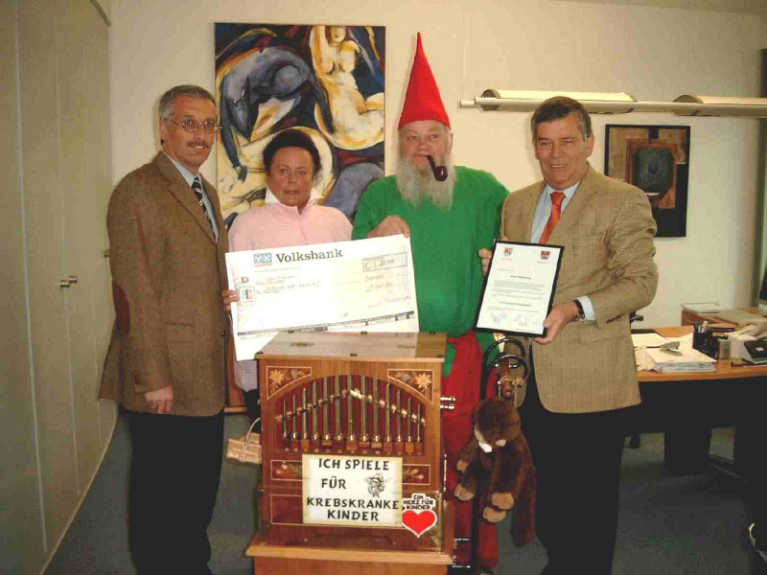 Foto zeigt v.l.n.r. Bürgermeister Uwe Töpfer, Gerlinde Ruf, Walter Kopperberg und Landrat Hagen Jobi