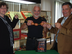 Das Foto zeigt die Ausstellungsmacherin und stellvertretende Kulturamtsleiterin Silke Engel (links), Zauberkünstler Wittus Witt und Landrat Hagen Jobi.
