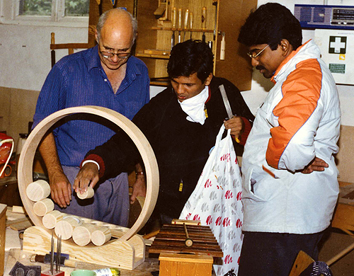 Drei Designer bei der Arbeit während eines früheren UNESCO Kreativworkshops