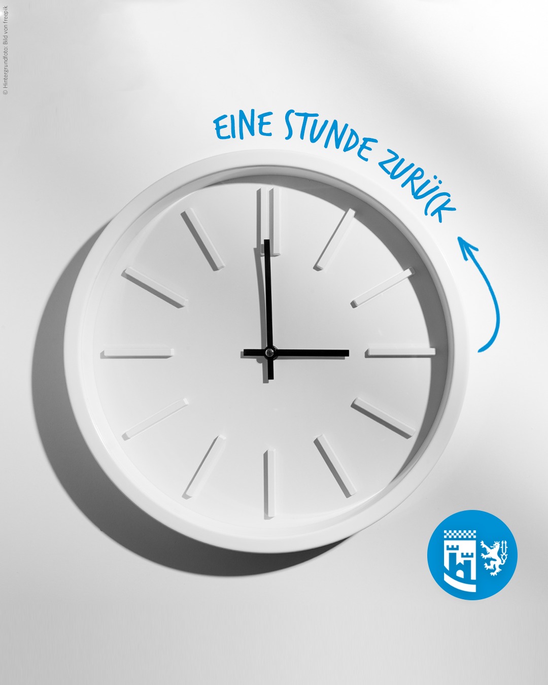 ⏰ Nicht vergessen: Die Winterzeit beginnt.

Die Uhr wird in der Nacht auf Sonntag von 3 Uhr zurück auf 2 Uhr gestellt.

Habt ihr auch Probleme euch zu merken, ob die Uhr vor- oder zurückgestellt wird?

Hier zwei Eselsbrücken, die helfen können:

🏠  Im Frühjahr stellt man die Gartenmöbel VOR das Haus. Im Herbst stellt man sie wieder ZURÜCK in den Keller.

🌡️ Im Sommer zeigt das Thermometer PLUS und im Winter MINUS.

#oberbergischerkreis #oberberg #meinschönsterlandkreis #obk #oberbergisch #oberbergischesland #kreisverwaltung #bergischesland