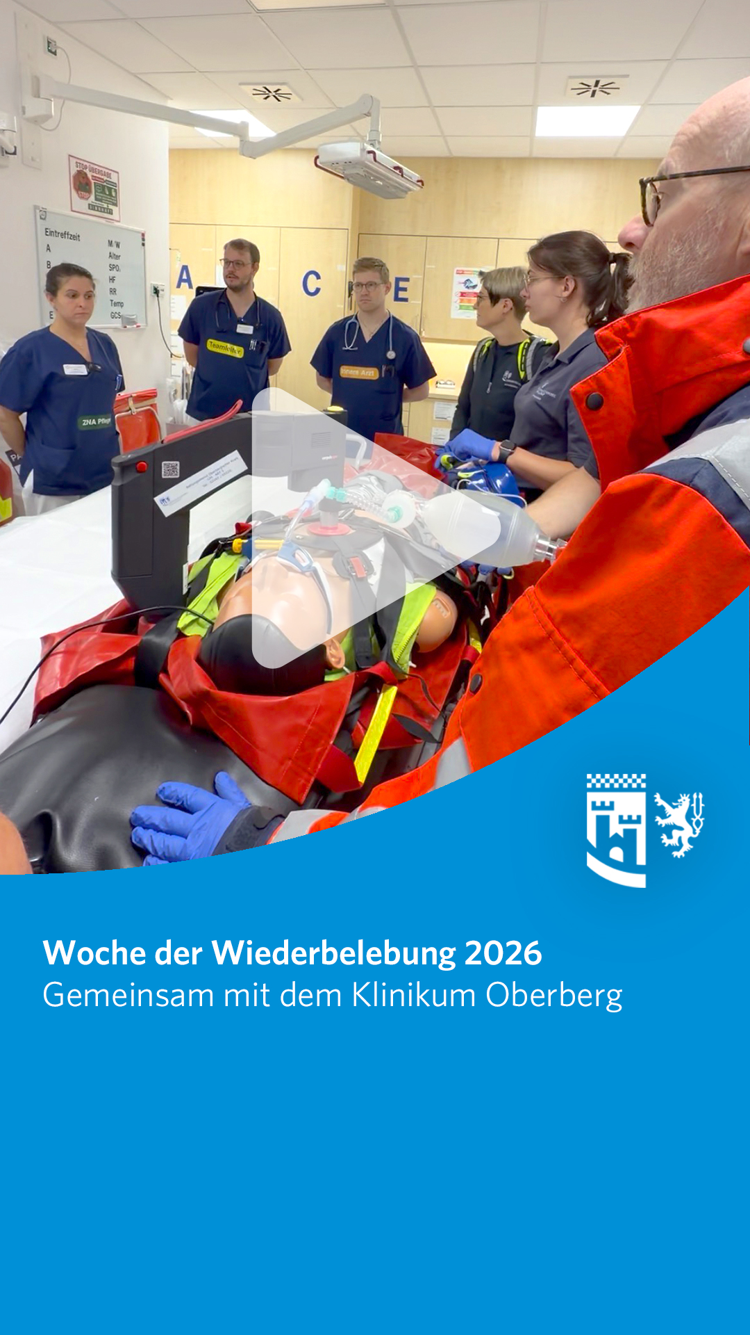 Wisst Ihr, was im Falle eines Herz-Kreislauf-Stillstands zu tun ist? 🚨 

Und was eigentlich passiert, wenn der Rettungsdienst eintrifft und die Patientin oder der Patient anschließend im Krankenhaus versorgt wird? 🚑 

Gemeinsam mit dem Klinikum Oberberg möchten wir die Woche der Wiederbelebung nutzen, um genau darüber zu informieren und zu zeigen, wie die Versorgungskette im Ernstfall funktioniert. In unserem Reel bekommt Ihr schon einmal einen kleinen Einblick, wie wir bei einem solchen Einsatz arbeiten.

Ihr wollt mehr erfahren? Dann kommt vorbei!

Wann?
📆Donnerstag 24.09.2026 von 
🕖7:00 - 13:00 Uhr
📍Wochenmarkt in Waldbröl

Erste-Hilfe leisten kann jeder und gemeinsam können wir Leben retten!🤝 

#oberbergischerkreis #oberberg #meinschönsterlandkreis #obk #oberbergisch #oberbergischesland #kreisverwaltung #bergischesland #notfallsanitäter #sanitäter #leitstelle #rettungsassistent #rettung #rettungsdienst #wiederbelebung #erstehilfe #wochederwiederbelebung
