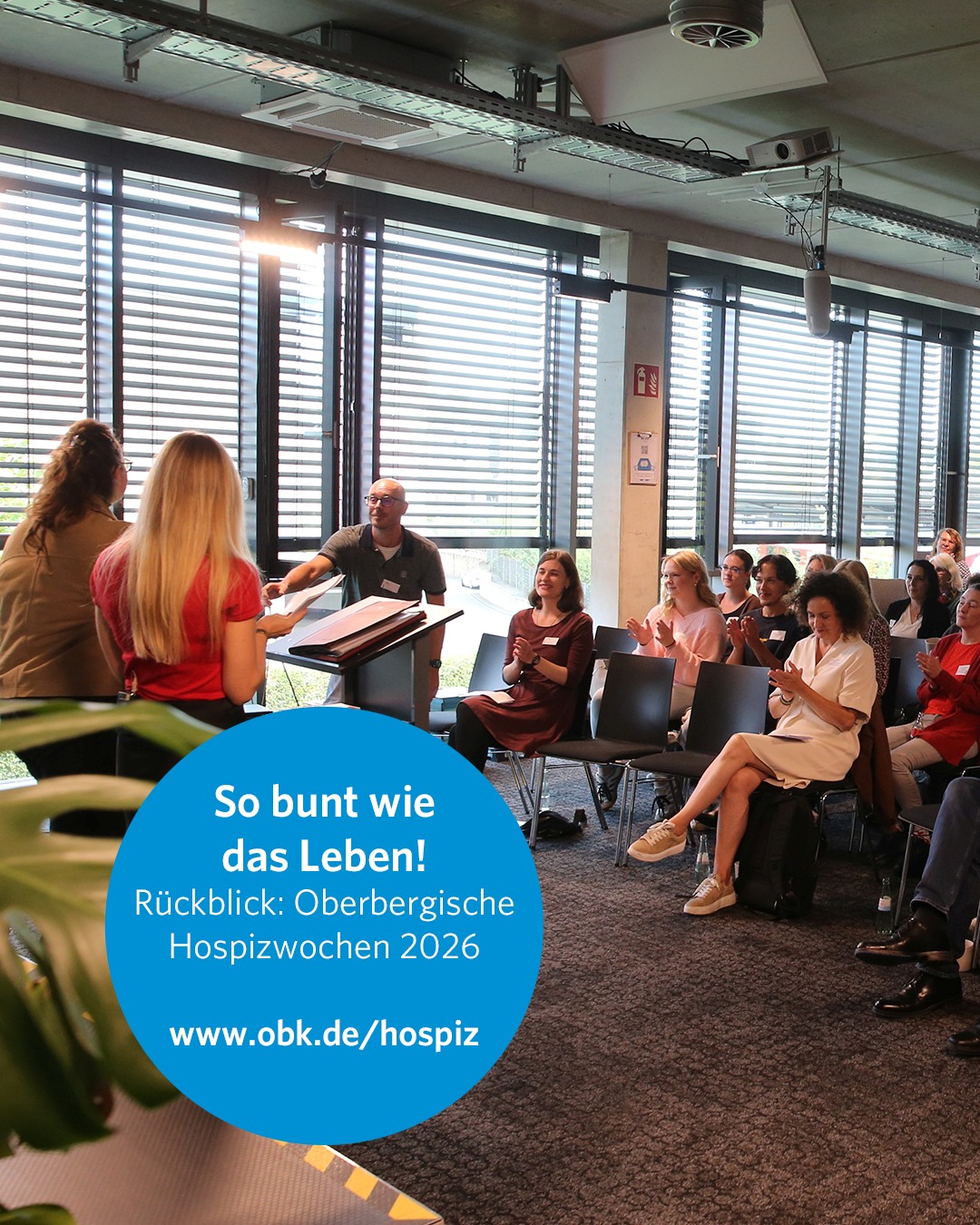 So bunt wie das Leben! 🌈 

Unter diesem Motto standen die diesjährigen Oberbergischen Hospizwochen. Vom 28.09. bis zum 16.10. drehte sich im gesamten Oberbergischen Kreis alles um die Themen Leben, Sterben, Tod und Trauer. 🕊️ 

Mit Workshops, Ausstellungen, Vorträgen, Lesungen, interaktiven Kunstprojekten sowie Informations- und Messeständen luden zahlreiche Hospizgruppen, Hospizdienste und Spezialisierte ambulante Palliativversorgung (SAPV) dazu ein, sich zu informieren, neue Perspektiven kennenzulernen und miteinander ins Gespräch zu kommen. Den Abschluss bildete eine Filmvorführung in Kooperation mit der VHS. 

Denn Sterben, Tod und Trauer gehören zum Leben dazu. Trotzdem fällt es oft schwer, darüber zu sprechen. Die Hospizwochen schaffen Raum für Begegnungen, bauen Berührungsängste ab und machen die vielfältige Arbeit der Hospiz- und Palliativversorgung sichtbar. 👀 

Ein herzliches Dankeschön an alle Beteiligten, die sich engagieren und diese wichtigen Themen in die Mitte unserer Gesellschaft bringen! 🤝 

Weitere Informationen zum Thema Hospiz und Palliativversorgung im Oberbergischen Kreis gibt es unter: 
👉 www.obk.de/hospiz

#oberbergischerkreis #oberberg #meinschönsterlandkreis #obk #oberbergisch #oberbergischesland #kreisverwaltung #bergischesland