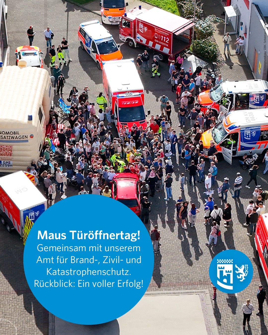 Was für ein Tag! 🤗 

Bereits zum dritten Mal nahm unser Amt für Rettungsdienst am Sendung mit der Maus Türöffnertag teil. In diesem Jahr erstmals gemeinsam mit dem Amt für Brand-, Zivil- und Katastrophenschutz.🚑 🚒 

Und der Tag war ein voller Erfolg! 🤩 
Bei strahlendem Sonnenschein besuchten mehr als 1.000 Besucherinnen und Besucher unsere Aktionsfläche auf dem Innenhof des Notfallzentrums. Neben einer großen Fahrzeugausstellung gab es zahlreiche Mitmachstationen, Wachführungen und spannende Schauübungen. 👀 

Das große Interesse und die vielen positiven Rückmeldungen haben uns überwältigt und gezeigt, wie groß das Interesse an unserer Arbeit ist. 🤝 

Vielen Dank an alle, die dabei waren! Wir freuen uns schon jetzt auf die Neuauflage im nächsten Jahr. 📆 

#oberbergischerkreis #oberberg #meinschönsterlandkreis #obk #oberbergisch #oberbergischesland #kreisverwaltung #bergischesland #notfallsanitäter #sanitäter #leitstelle #rettungsassistent #rettung #rettungsdienst