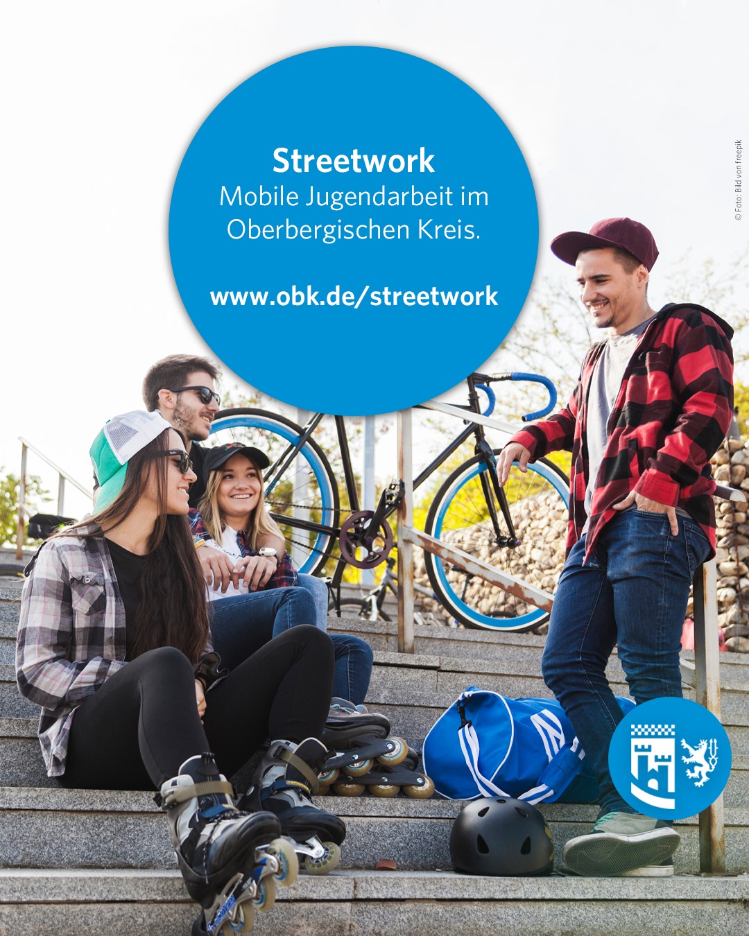 Streetwork ist Arbeit auf der Straße mit Kindern, Jugendlichen und Heranwachsenden. Anders ausgedrückt: Aufsuchende mobile Kinder- und Jugendarbeit.

Die Streetworkerinnen und Streetworker kommen unterwegs mit den Kindern, Jugendlichen und jungen Erwachsenen auf Augenhöhe ins Gespräch. 👍

👂Sie bieten ein offenes Ohr und bei Bedarf Beratung und Unterstützung an.

💬 Die Gesprächsthemen sind vielfältig. Beraten wird z. B. zu familiären oder schulischen Konflikten, der Berufsfindung, zu Freundschaft und Beziehung. Auch Schulden, Sucht, Sexualität und Verhütung sind kein Tabuthema.

........................................

👉 www.obk.de/streetwork

Das Kreisjugendamt betreut neun oberbergische Kommunen*. 🚐 Hier sind Streetworkerinnen und Streetworker eingesetzt und mit einem Streetworkbus unterwegs. 🎟️ Sie können sich entsprechend ausweisen (siehe Foto).

........................................

*Die Stadtjugendämter Gummersbach, Radevormwald, Wiehl und Wipperfürth haben eigene Streetworkerinnen und Streetworker.