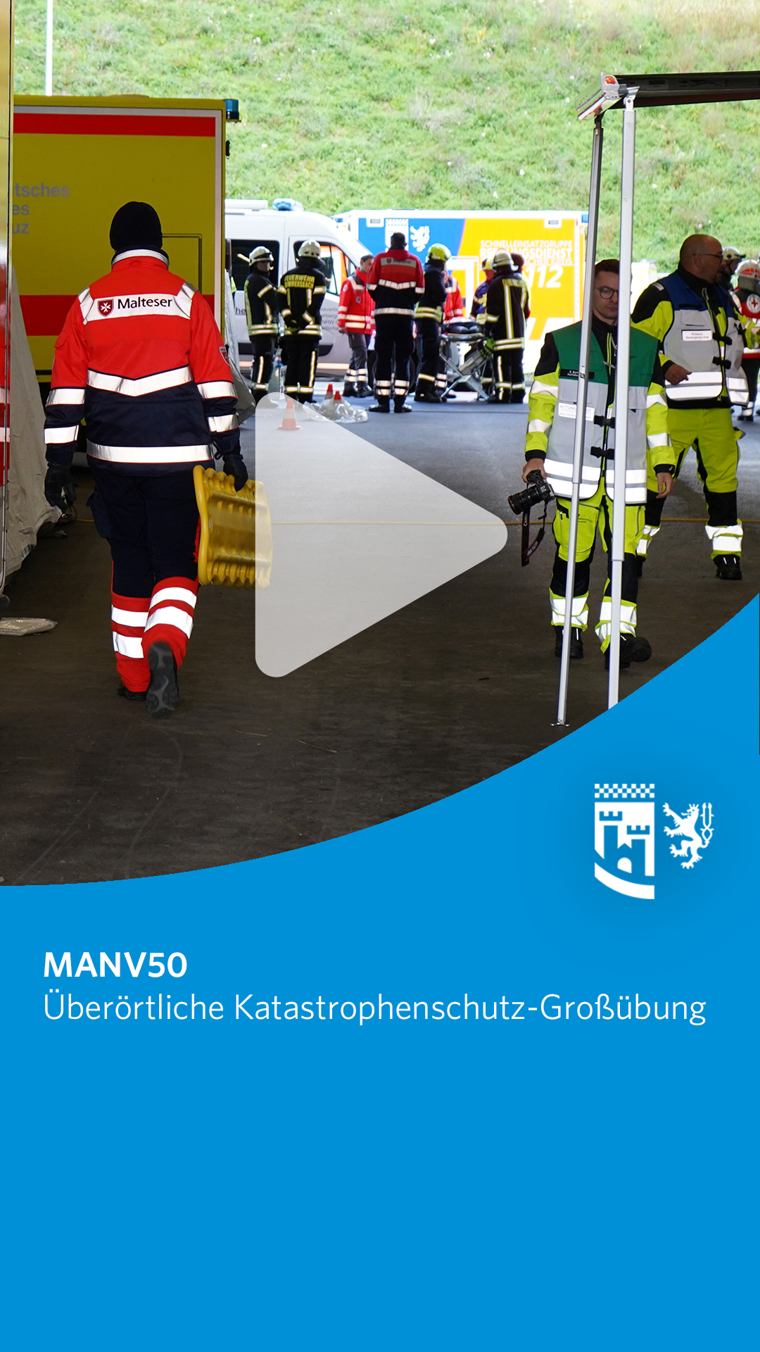 Erfolgreich geübt! 💪 

Wie funktioniert das Zusammenspiel vieler Einsatzkräfte bei einem Massenanfall von verletzten (MANV 50)? 🚨 
Genau das wurde am vergangenen Sonntag bei einer überörtlichen Katastrophenschutzübung auf dem Gelände von ABUS Kransysteme in Gummersbach Windhagen trainiert. 🚒 

Rund 150 Beteiligte übten gemeinsam den Einsatz des Behandlungsplatzes 50. Dabei kamen Patientendummies mit unterschiedlichen und sich verändernden Verletzungsmustern zum Einsatz. ⛑️ 

Im Mittelpunkt stand vor allem die Kommunikation zwischen den beteiligten Organisationen und Stellen. Denn im Ernstfall zählt jede Minute und eine gute Zusammenarbeit ist entscheidend! 🚑 

Ein großes Dankeschön an alle, die diese Übung möglich gemacht und daran mitgewirkt haben: 
@feuerwehr_gummersbach 
@feuerwehr_bergneustadt 
@radevormwaldfeuerwehr 
@drk_kreisverband_oberberg 
Malteser Hilfsdienst
Kreiskrankenhaus Gummersbach (@klinikumoberberg) 
@rheinischbergischerkreis 
Personenauskunftsstelle (PASS)
Psychosoziale Notfallversorgung (PSNV)
Alle beteiligten Ämter der Kreisverwaltung
@abuskran_de 

Die Übung wurde durch das Ministerium des Innern des Landes Nor@abuskran_dedrhein-Westfrt.

#oberbergischerkreis #oberberg #meinschönsterlandkreis #obk #oberbergisch #oberbergischesland #kreisverwaltung #bergischesland #katastrophenschutz #bevölkerungsschutz # Teamwork #einsatzkräfte