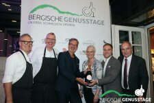 Sterneköche Christopher und Alejandro Wilbrand, Initiator Markus Bartha, Restaurantleiterin Sonja Wilbrand, Richard Vivier (Laurent-Perrier) und Journalist Helmut Gote I Zweites Bild 2-Sterne Koch Johannes King.