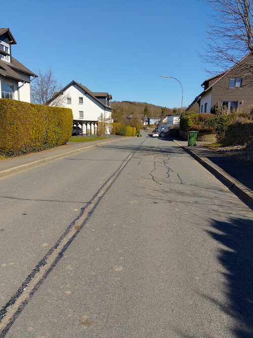 Der erste Bauabschnitt der Sanierungsarbeiten der K 16 beginnt oberhalb der Talsperrenstraße in Brüchermühle und endet am Ortseingang Heischeid.(Foto: OBK) Der erste Bauabschnitt der Sanierungsarbeiten der K 16 beginnt oberhalb der Talsperrenstraße in Brüchermühle und endet am Ortseingang Heischeid.(Foto: OBK)