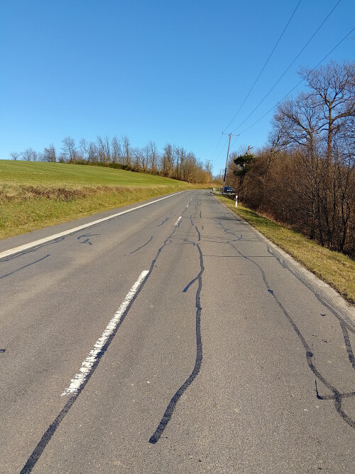 Die Kreisstraße 16 wird zwischen Brüchermühle und dem Abzweig zur L 148 (Schemmerhausen) saniert. (Foto: OBK) Die Kreisstraße 16 wird zwischen Brüchermühle und dem Abzweig zur L 148 (Schemmerhausen) saniert. (Foto: OBK)