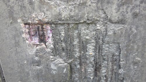 An der Stützwand sind deutliche Schäden erkennbar: um deren Fortschritt zu verhindern und die Standfestigkeit langfristig zu sichern, sollen ab Ende Februar Sanierungsmaßnahmen starten. (Foto: OBK) 