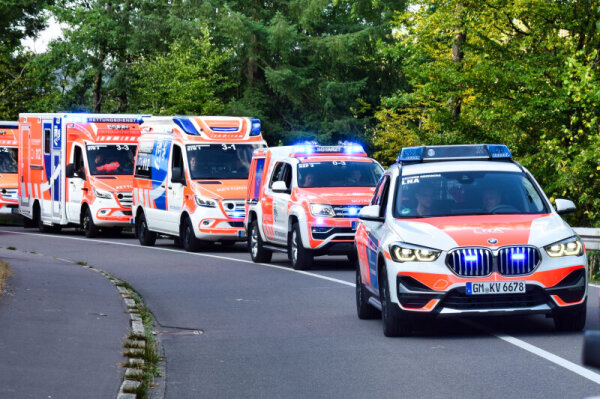 Rettungsdienstfahrzeuge hintereinander (Foto:OBK)