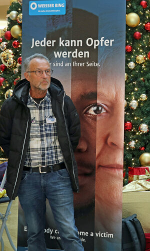 Joachim Schöpe engagiert sich ehrenamtlich im Opferschutzverein WEISSER RING e.V. und informierte mit seinem Team über Hilfen für unverschuldet in Not geratene Opfer. (Foto: OBK)