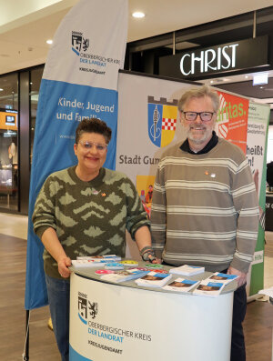 Die Mitarbeitenden des Kreisjugendamtes Nadine Zournatzidis und Jörg Brück informieren über Hilfsangebote bei Fällen von häuslicher Gewalt. (Foto: OBK)