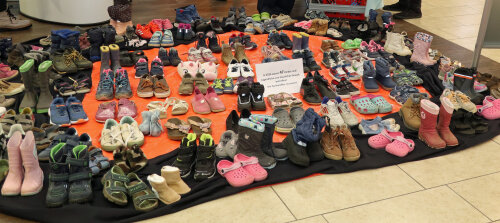 Ein trauriges Mahnmal aus 47 Paar Schuhen steht für die zahlreichen Fälle von (häuslicher) Gewalt, denen Kinder im vergangenen Jahr im Oberbergischen Kreis ausgesetzt waren. Die Dunkelziffer der Gewalttaten ist deutlich höher. (Foto: OBK)