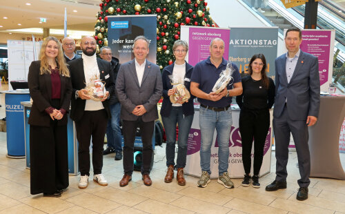 Großes Engagement für den Aktionstag gegen Gewalt (v.l.n.r.): Magdalena Tertel, Gleichstellungsbeauftragte des Oberbergischen Kreises; Alireza Eftehari, Centermanager des Forum Gummersbach; Landrat Klaus Grootens; Manuela Ringsdorf und Torsten Beer, Forum Gummersbach; Sarah Schalenbach, stellvertr. Gleichstellungsbeauftragte des Oberbergischen Kreises und Raoul Halding-Hoppenheit, Bürgermeister der Stadt Gummersbach. (Foto: OBK) 