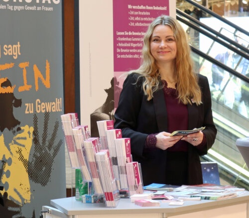 Magdalena Tertel, die Gleichstellungsbeauftragte des Oberbergischen Kreises, bewertet auch diesen 2. Aktionstag gegen Gewalt als erfolgreich, da zahlreiche Bürgerinnen und Bürger zu diesem Themenfeld erreicht wurden. (Foto: OBK)