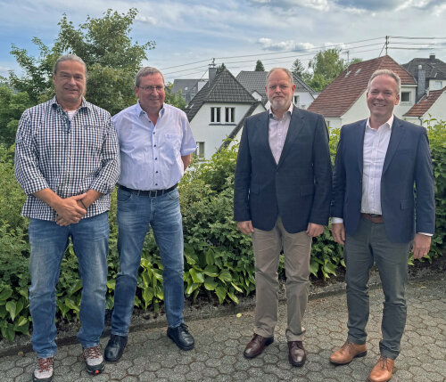Kreisdirektor Klaus Grootens (r.) begrüßte Dirk Menzel (l.) als neuen Kreisjagdberater sowie dessen Stellvertreter Oliver Sadowski (3. v. l.). Er verabschiedete den langjährigen Kreisjagdberater Baldur Neubauer (2. v. l.) und dankte ihm für sein besonderes Engagement. (Foto: OBK) Kreisdirektor Klaus Grootens (r.) begrüßte Dirk Menzel (l.) als neuen Kreisjagdberater sowie dessen Stellvertreter Oliver Sadowski (3. v. l.). Er verabschiedete den langjährigen Kreisjagdberater Baldur Neubauer (2. v. l.) und dankte ihm für sein besonderes Engagement. (Foto: OBK)