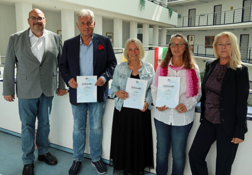 Urkundenverleihung und Glückwünsche zu drei besonderen Dienstjubiläen im Oberbergischen Kreis von der Kreisdezernentin für Sicherheit und Ordnung, Birgit Hähn (r.) an Franz-Josef Steinfort (2.v.l.), Cornelia Kriebel (M.) und Astrid Köster (2.v.r), begleitet von Thomas Ufer (l., Personalrat). (Foto: OBK) Urkundenverleihung und Glückwünsche zu drei besonderen Dienstjubiläen im Oberbergischen Kreis von der Kreisdezernentin für Sicherheit und Ordnung, Birgit Hähn (r.) an Franz-Josef Steinfort (2.v.l.), Cornelia Kriebel (M.) und Astrid Köster (2.v.r), begleitet von Thomas Ufer (l., Personalrat). (Foto: OBK)