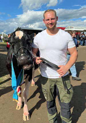 "Miss Bergisch Land 2025" mit ihrem Besitzer Marius Kohlgrüber. (Foto: OBK)