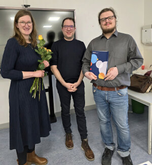Die VHS-Leitung Sarah Krämer (l.) und Dr. Peter Ley (M.) gratulierten zu einem besonders gutes Ergebnis, das Malte Paul (r.) mit seinem makellosen 1er-Zeugnis erreicht hat. (Foto: OBK)