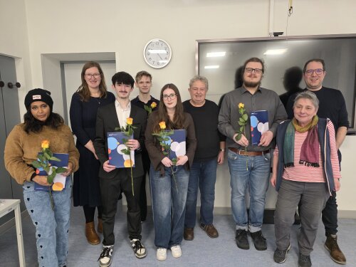 Die VHS Oberberg gratulierte den Absolventinnen und Absolventen zum erfolgreichen Abschluss des „Erweiterten Ersten Schulabschluss“ (Hauptschulabschluss nach Klasse 10). Alle Absolventinnen und Absolventen möchten weiter machen und haben sich bereits für den Mittleren Schulabschluss angemeldet. (Foto: OBK)