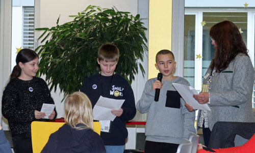 Sabine Gawlik, Schulleiterin an der GGS Ründeroth und einige der Schülerreporter berichten aus dem Redaktionsalltag von "Coole Schule - Fuchsnachrichten". (Foto: OBK).   