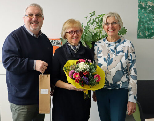 Christa Wagner, langjährige Abteilungsleiterin der VHS Oberberg in der Gemeinde Marienheide, wurde von Bürgermeister Stefan Meisenberg und der Leiterin des Amtes für Schule und Bildung, Anke Koester, in den Ruhestand verabschiedet. (Foto: OBK) 